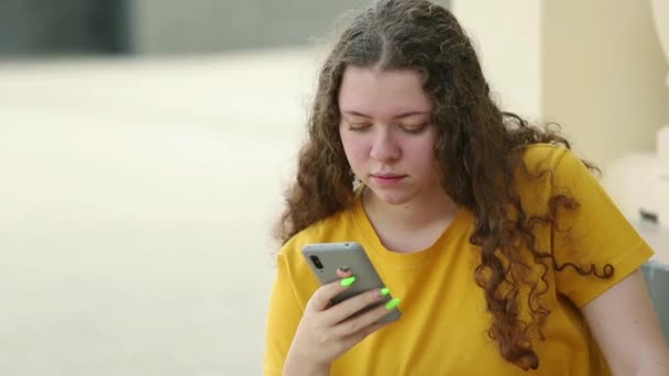 Adolescente Dans Shirt Jaune Communique Avec Des Amis Internet — Video