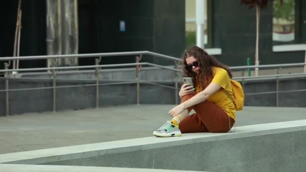 Adolescente Dans Shirt Jaune Assis Sur Trottoir Haut Lit Des — Video
