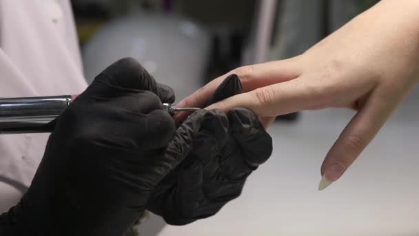 Manicura Profissional Extensão Prego Clipagem Cutículas Com Uma Máquina Manicure — Vídeo de Stock