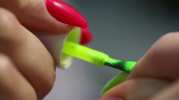 Manicura Profissional Extensão Prego Close Aplicação Prego Verde Básico Polonês — Vídeo de Stock