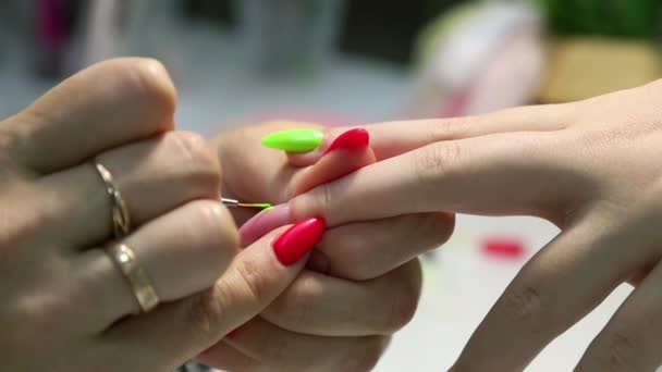 Professionele Manicure Nagelverlenging Het Toepassen Van Een Artistieke Tekening Aan — Stockvideo