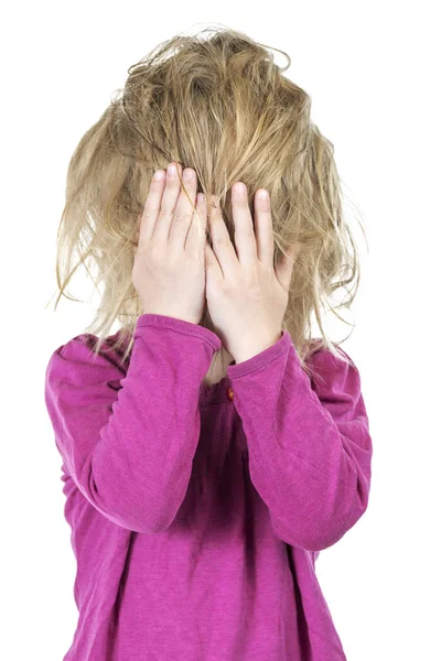 Kind met verwarde haren vallen zijn gezicht — Stockfoto
