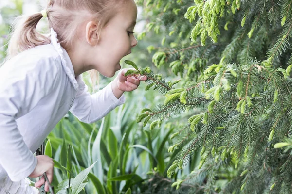 Child bites sprouts shoots — Stock Photo, Image