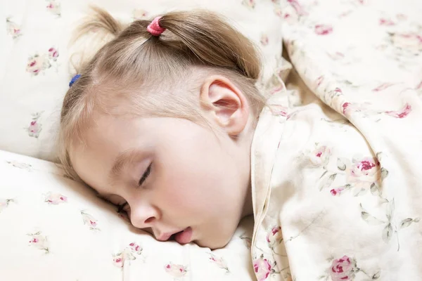 Durmiendo chica en una cama — Foto de Stock