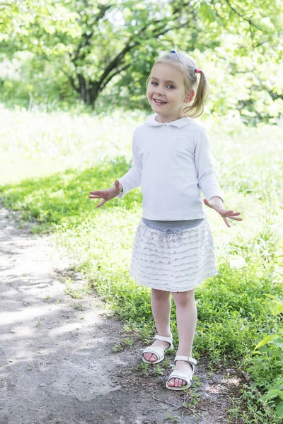 Portrait of beautiful girl in the park — Stock Photo, Image