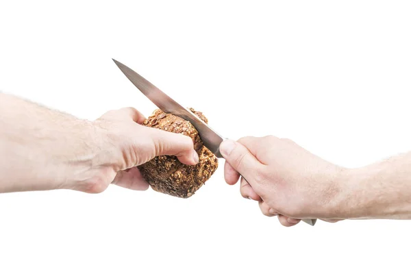 Man hand snijdt brood — Stockfoto