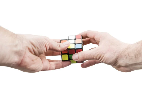 Kharkov, Ukraine - May 31, 2018: Hands collect the Rubik cube — Stock Photo, Image