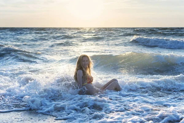 Woman sitting in waves — Stock Photo, Image