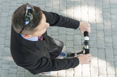 İşadamı bir scooter, üstten görünüm üzerinde