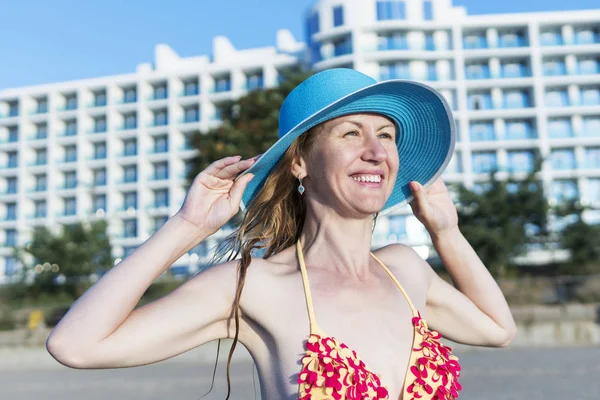 Frau mit Hut am Strand — Stockfoto