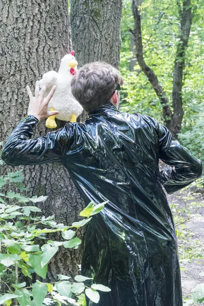 Mannen i en kappa med kyckling — Stockfoto