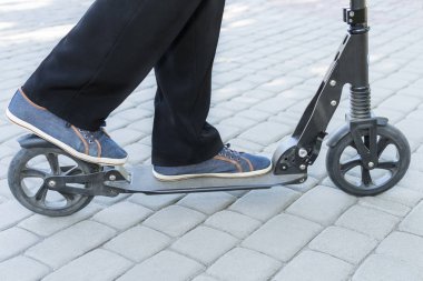 Bacaklar fren scooter üzerinde