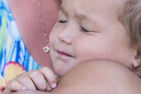 Small Child Sleeps Woman Her Arms — Stock Photo, Image