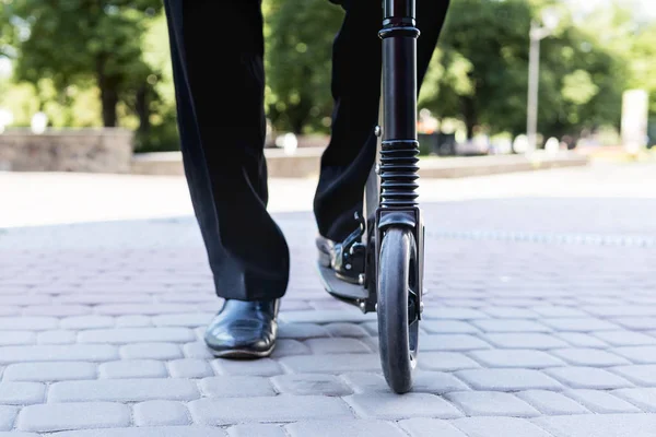 Manliga fötter på skoter — Stockfoto