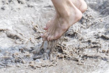 Erkek bacak kirli gri suya atlamak