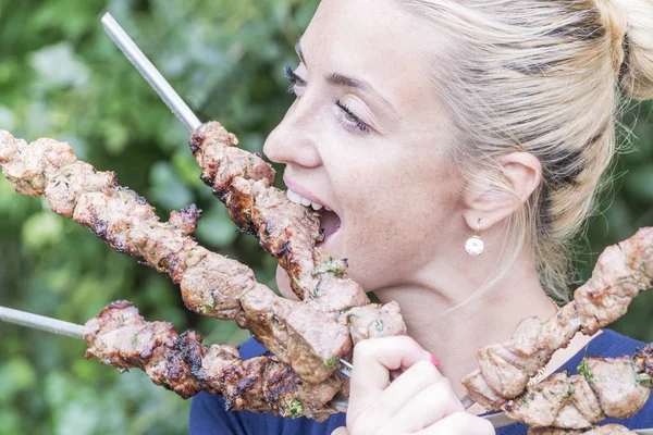 Retrato Cerca Una Joven Mordiendo Shish Kebab Sobre Fondo Forestal —  Fotos de Stock