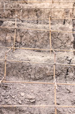 Takviye çubukları telle bağlı armatürün tarafından merdiven