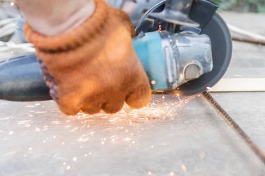 Takviye bir daire testere ile kesme