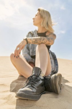 Boots kum üzerinde bulanık kadın