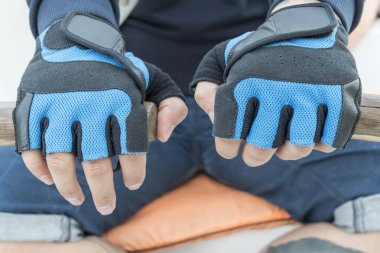 Erkek kürekleri ellerinde