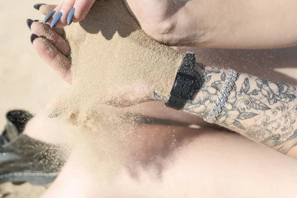 Sand fließt aus der Hand — Stockfoto