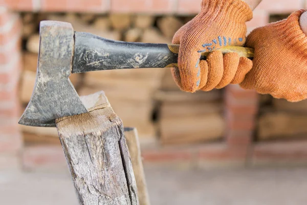 Hands chopping firewood — Stock Photo, Image