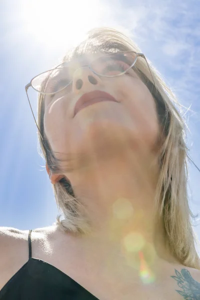 Žena v slunci — Stock fotografie