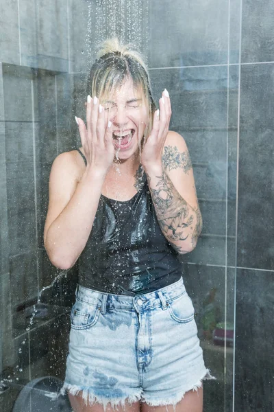 Gekleidete Frau in der Dusche — Stockfoto