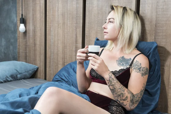 Портрет женщины с кофе в постели — стоковое фото