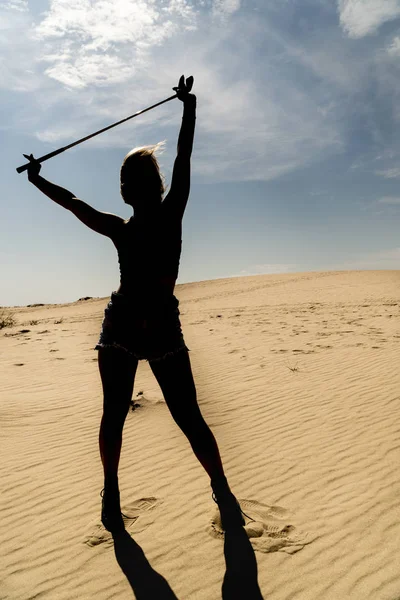 Silueta Ženy Létáním Vlasy Golf Putter Poušti — Stock fotografie