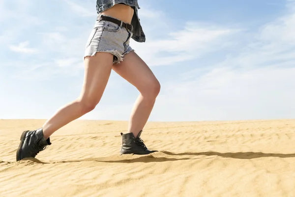 Ženské nohy, běh přes poušť — Stock fotografie