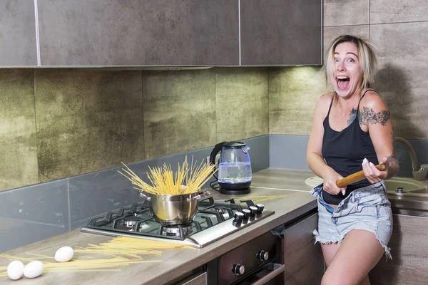 Mujer alegre con un rodillo —  Fotos de Stock