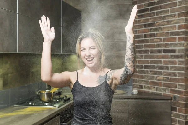 Mujer alegre en harina —  Fotos de Stock