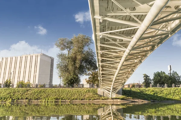 Köprü Nehri şehrin metal, köprünün altından göster