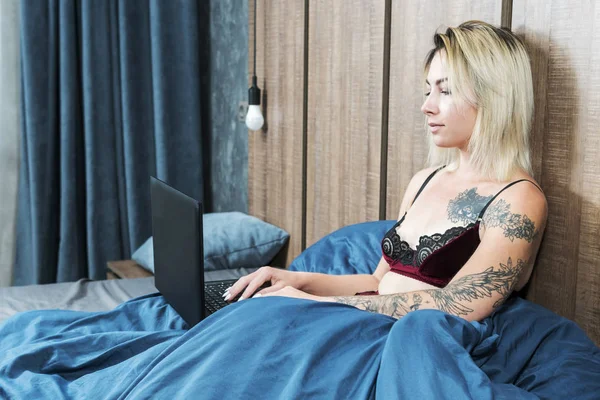 Красивая Сексуальная Женщина Нижнем Белье Татуировками Постели Ноутбуком — стоковое фото