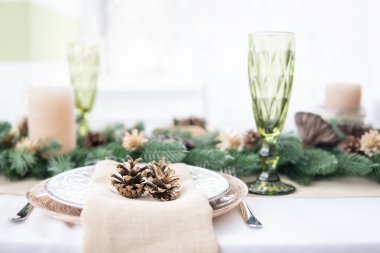 Plaka koniler bir tablo ile bir Noel ağacı dalları ile dekore edilmiştir.