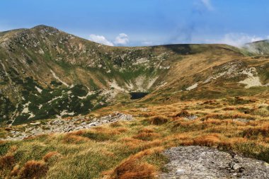 İçi boş ve bir gölge buluttan bir göl güzel dağ manzaralı