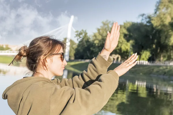 Hermosa Mujer Gafas Sol Bailando Cerca Del Río —  Fotos de Stock