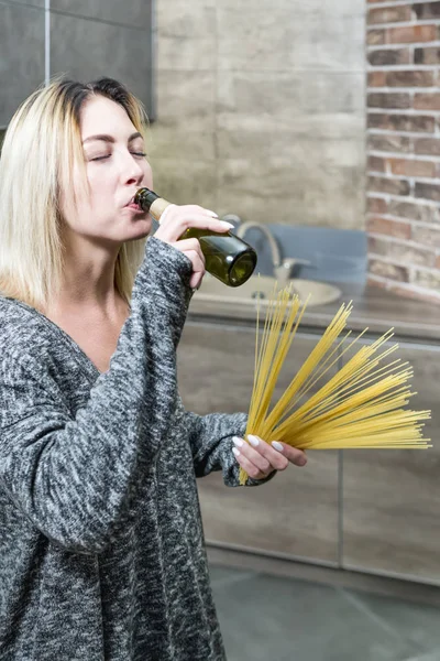 Kvinna Grå Klänning Med Spaghetti Handen Dricka Från Flaska Köket — Stockfoto