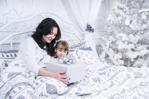 Mother Gives Gift Her Daughter Christmas Lying Morning Bed — Stock Photo, Image