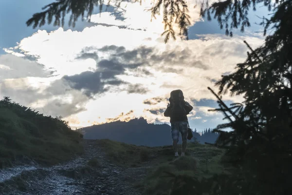 Tourist walks through the mountains — Stock Photo, Image