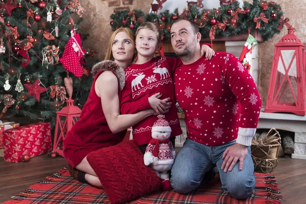 Retrato familiar en el árbol de Navidad —  Fotos de Stock