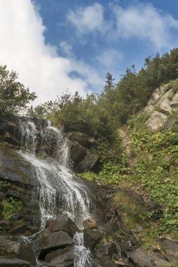 Art arda sıralı şelale dağlarda