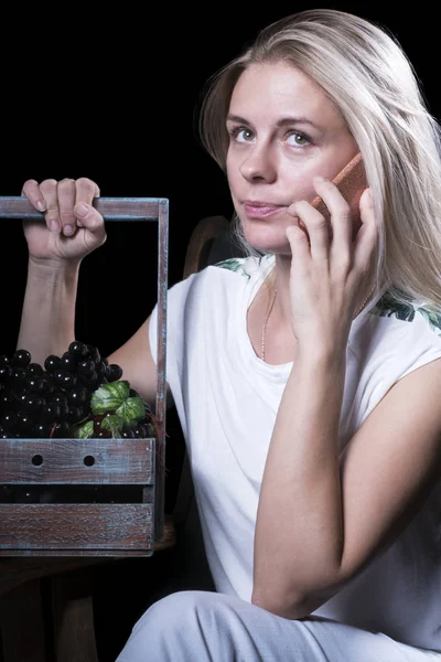 Meisje praten over telefoon in het donker — Stockfoto