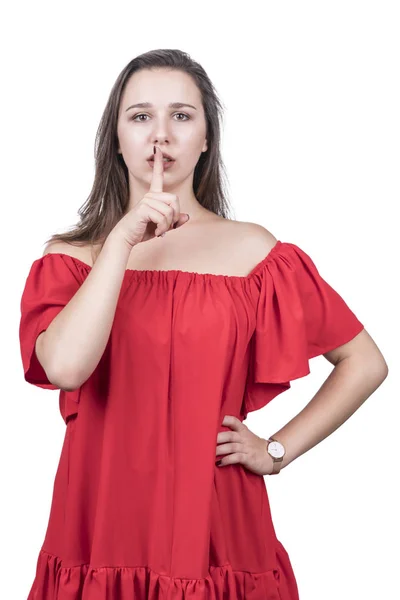 美丽的女人穿着红色礼服要求沉默 握住她的嘴附近的手指 在白色背景隔离 — 图库照片