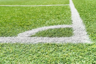 Futbol sahası Suni Çim yeşil ve beyaz markings açısı