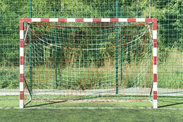 Celem Biało Czerwone Paski Mini Piłki Nożnej Sztucznej Trawie Pole — Zdjęcie stockowe
