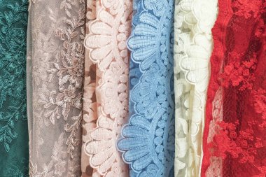Kumaş - ekran duruma farklı renklerde çiçekli dantel örnekleri