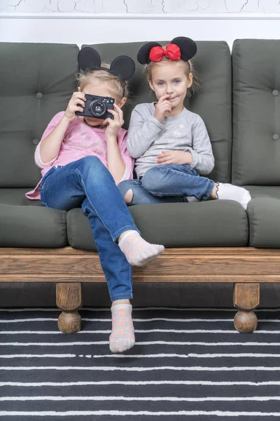 Duas Irmãs Vestidas Rato Sentadas Sofá Fotografadas Com Uma Câmera — Fotografia de Stock