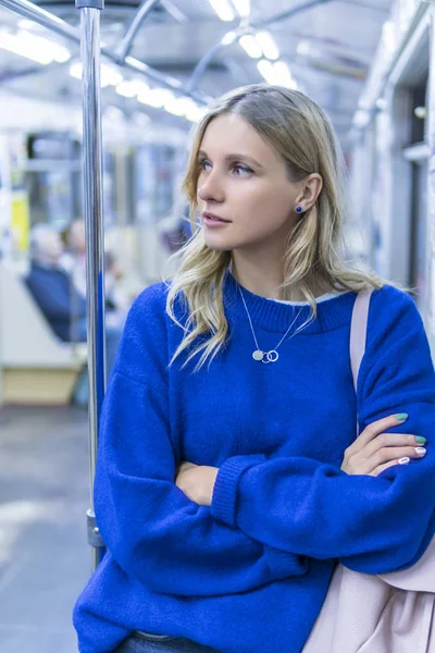 Mujer Pensativa Suéter Azul Montada Vagón Subterráneo —  Fotos de Stock